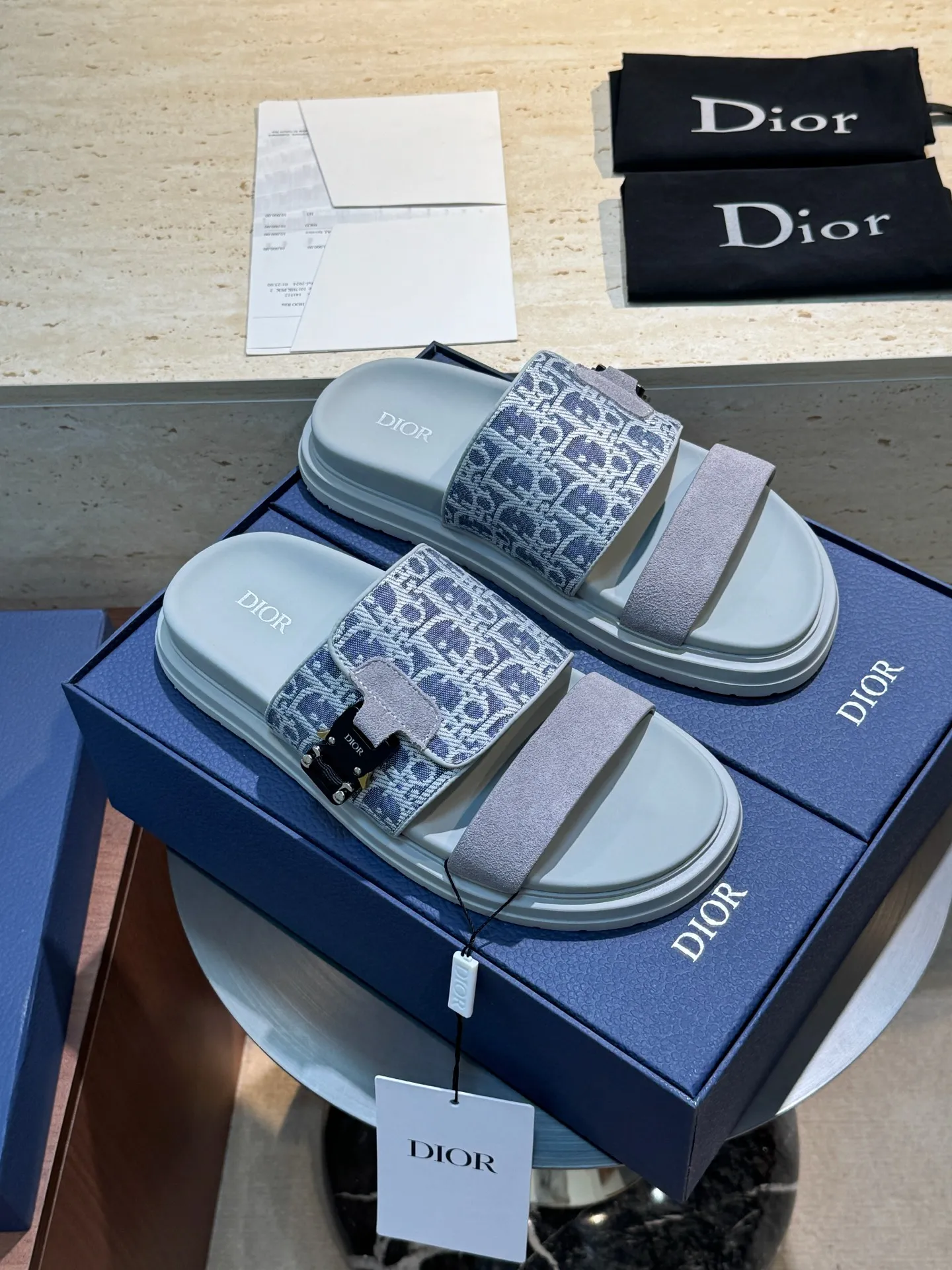 Factory price: 340💰Djia Aqua men's slippers and sandals, Dior's Aqua sandals are elegant and casual. The cross-strap design is reinterpreted in CD Diamond canvas, inspired by the brand's archives. Finished with a branded logo and tonal notch sole, they can be worn easily with shorts or jeans for a sophisticated look. Cowhide spliced ​​canvas + cowhide lining + rubber outsole Size: 39-44 (38 45 customized)